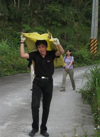 看賴叔叔有背山豬的架式