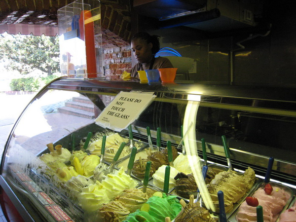 river street上的糖果店賣冰淇淋