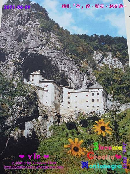 Predjama Castle 18：翻拍看榜上的Photo