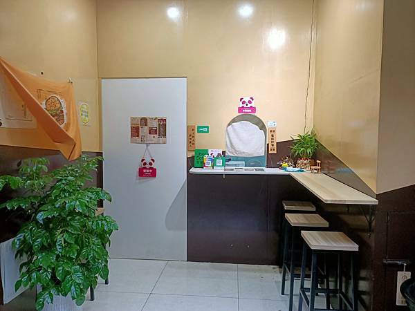 中和景安站美食推<< 嫩妹美式堡>> 厚嫩平的堡