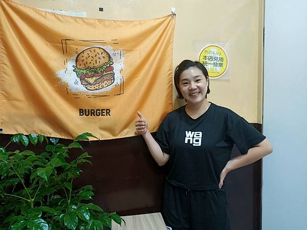 中和景安站美食推<< 嫩妹美式堡>> 厚嫩平的堡