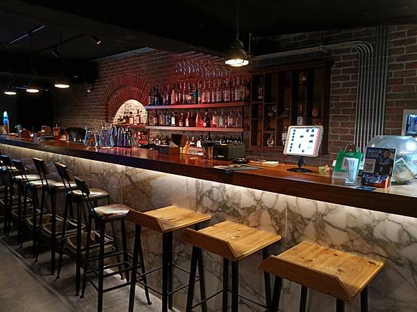 台北美食推-【AQUA Lounge酒吧】-串意美食/