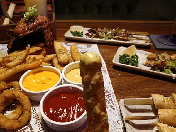 台北美食推-【AQUA Lounge酒吧】-串意美食/