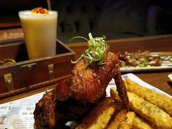 台北美食推-【AQUA Lounge酒吧】-串意美食/
