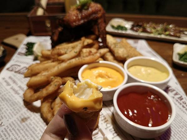 台北美食推-【AQUA Lounge酒吧】-串意美食/