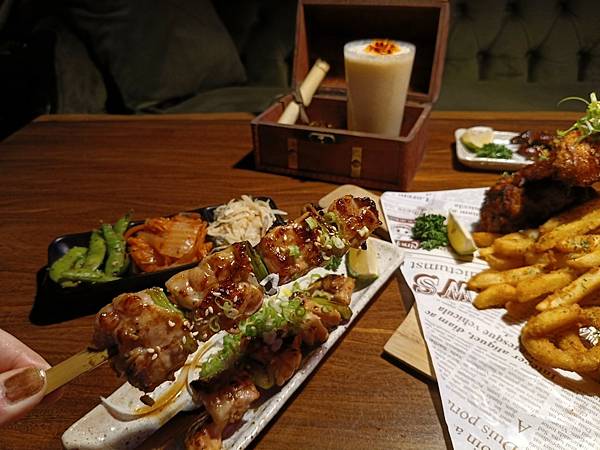 台北美食推-【AQUA Lounge酒吧】-串意美食/