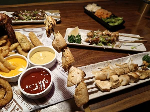 台北美食推-【AQUA Lounge酒吧】-串意美食/