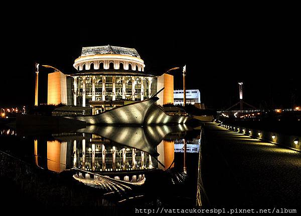 800px-National_Theatre_Budapest_at_night (1).jpg