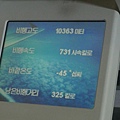 飛機上的螢幕顯示著現在飛行高度.溫度.速度等等