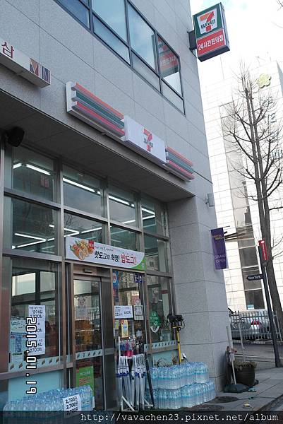 Hostel Korea 昌德宮旁邊就有一間小七  超方便的  機場巴士下車後看到紅綠燈右轉直走  看到小七  Hostel Korea 昌德宮也就到啦!