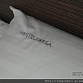 潔白的枕套上也鏽上Hostel Korea的標示