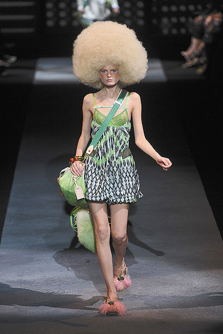 Louis-Vuitton-Podium-spring-fashion-2010-016_show_fullscreen_view.jpg