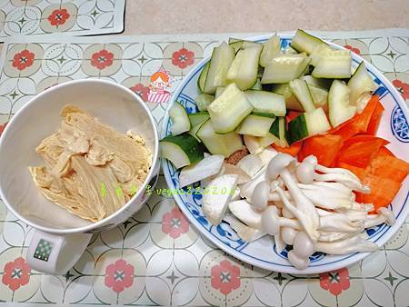 步驟超簡單的素食料理😚 簡易版蔬炒黃金豆包🥄