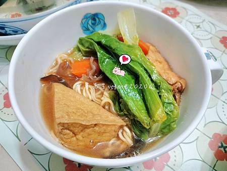 天氣早晚溫差大吃點熱騰騰的泡麵🍜 當歸枸杞泡麵🤤