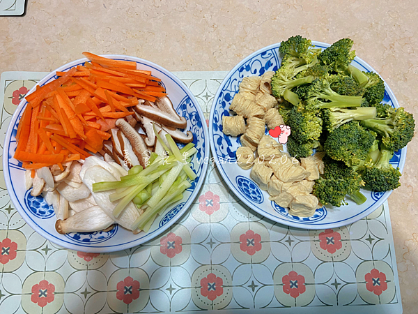 料理後發現這樣配色挺好看😂 花椰菜炒豆腸&毛豆飯😋