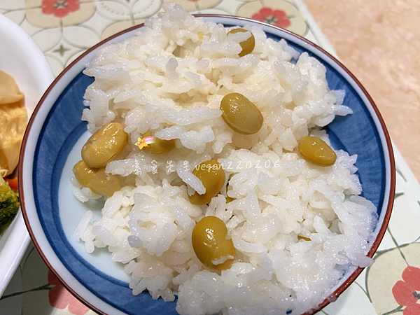 料理後發現這樣配色挺好看😂 花椰菜炒豆腸&毛豆飯😋