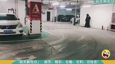 這漂移帥,一步到位,保安已經預判了走位.jpg 這漂移帥,一步到位,保安已經預判了走位.jpg