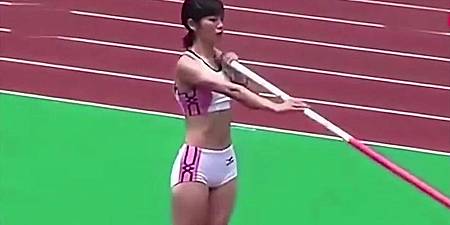 日本美女撐杆跳失誤,尷尬到自己都懵了,網友表示:看一次笑一次.jpg 日本美女撐杆跳失誤,尷尬到自己都懵了,網友表示:看一次笑一次.jpg