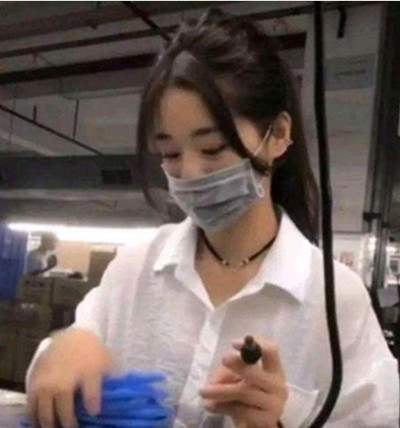 ❤ 打工妹「廠花」走紅,摘下口罩瞬間,網友:還是把口罩帶上吧!.jpg ❤ 打工妹「廠花」走紅,摘下口罩瞬間,網友:還是把口罩帶上吧!.jpg