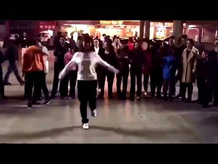 美女廣場一支鬼步舞,全場腳步都停了!這是要飛起來了嗎.jpg 美女廣場一支鬼步舞,全場腳步都停了!這是要飛起來了嗎.jpg