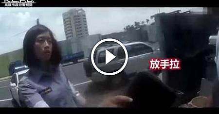 (正妹員警)屁孩闖紅燈怒敲機車最後GG了網友:好美,看的好爽!.jpeg (正妹員警)屁孩闖紅燈怒敲機車最後GG了網友:好美,看的好爽!.jpeg