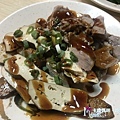 永吉油飯11(小菜_小豆乾$15.嘴邊肉$55).JPG