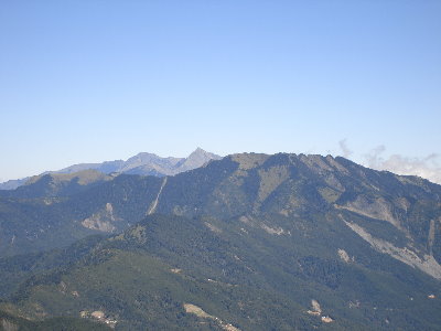 03 遠眺群山（中央尖山、南湖大山）.jpg