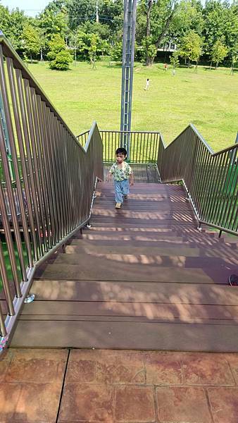 1~12歲都能玩的超大親子公園~網紅彩虹溜滑梯 - 南投名間