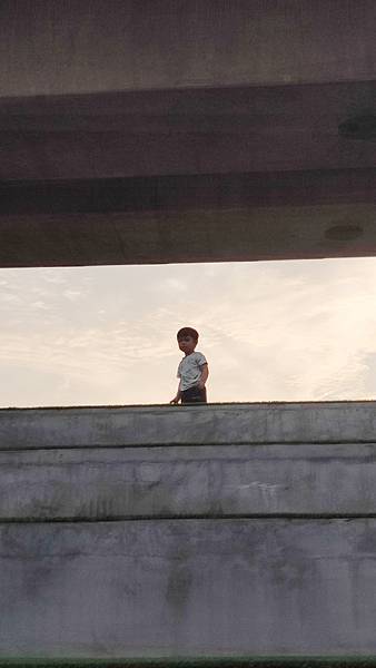 旁邊就是龍燈夜市!拍出上帝視角的全新竣工親子公園~龍燈公園