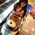 乘着police bear车的偶～XD