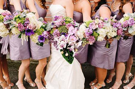 bridesmaid_lavender_dress_purple_bouquet_0