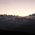 賞日出近六點 雲太高 太陽冒不出來