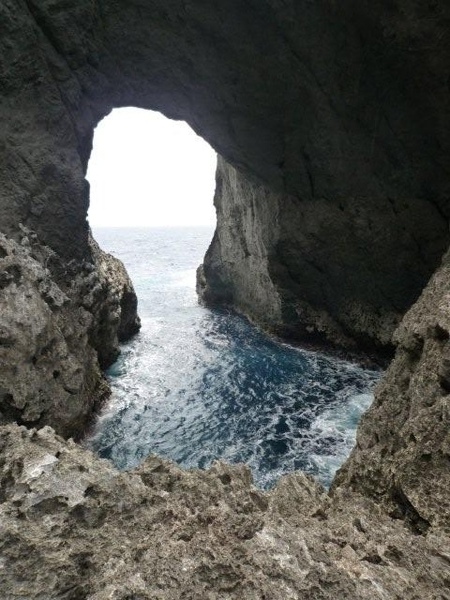 情人洞口湛藍的海水