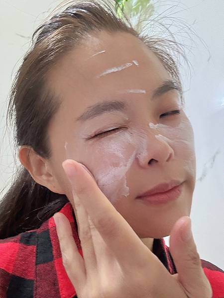 【LOVE ME MALL 愛咪模兒自帶光采素妍霜SPF37 【LOVE ME MALL 愛咪模兒自帶光采素妍霜SPF37