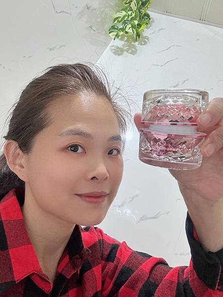 【LOVE ME MALL 愛咪模兒自帶光采素妍霜SPF37 【LOVE ME MALL 愛咪模兒自帶光采素妍霜SPF37