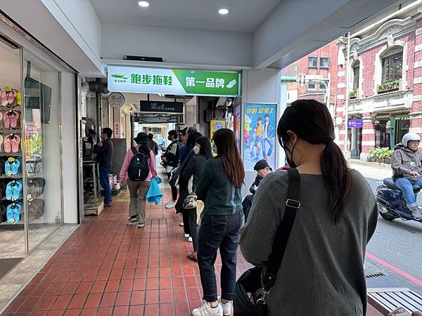 在地基隆人 推薦【周家蔥油餅】超過50年老店,門口永遠都有好