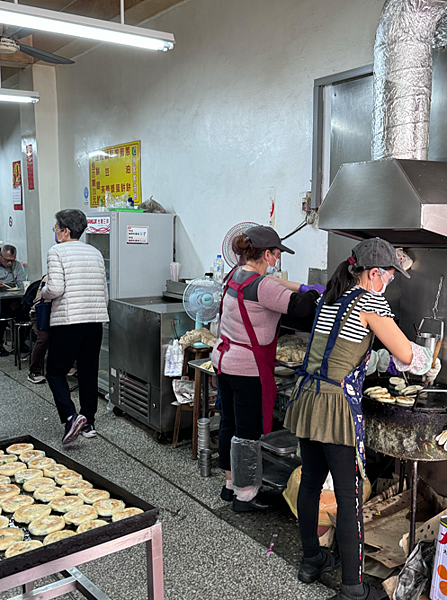 在地基隆人 推薦【周家蔥油餅】超過50年老店,門口永遠都有好