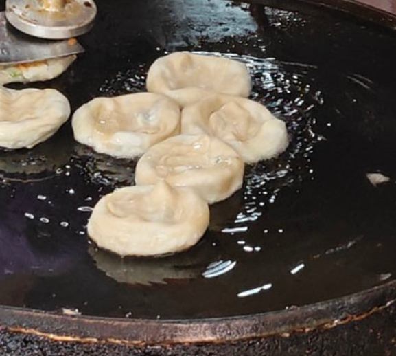 在地基隆人 推薦【周家蔥油餅】超過50年老店,門口永遠都有好