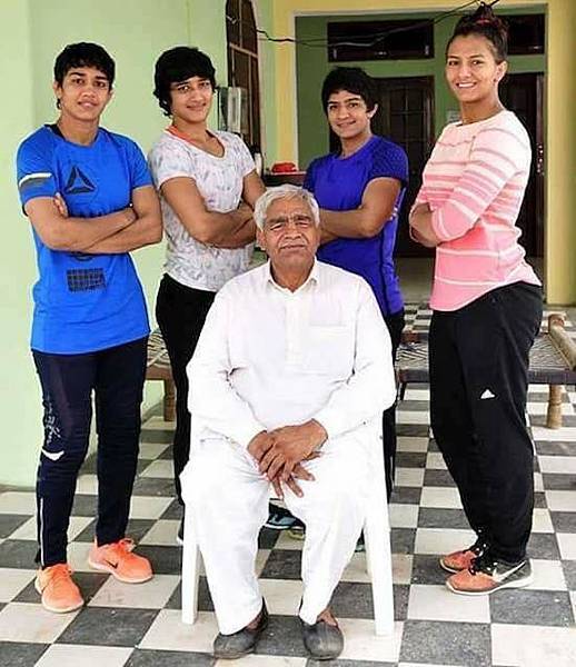 我和我的冠軍女兒_瑪哈維爾與四個女兒.jpg 我和我的冠軍女兒_瑪哈維爾與四個女兒.jpg