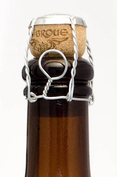 Beer_bottle_sealed_with_a_cork_and_muselet