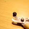 用指甲剪小心的將蓮子平頭的地方剪的小洞，小心不要剪到手。