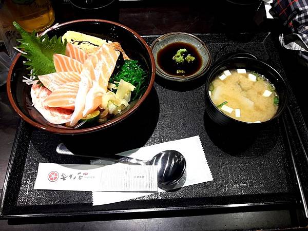 [高雄]八坂丼屋-便宜好吃生魚片丼/大遠百美食/三多商圈美食/捷運美食