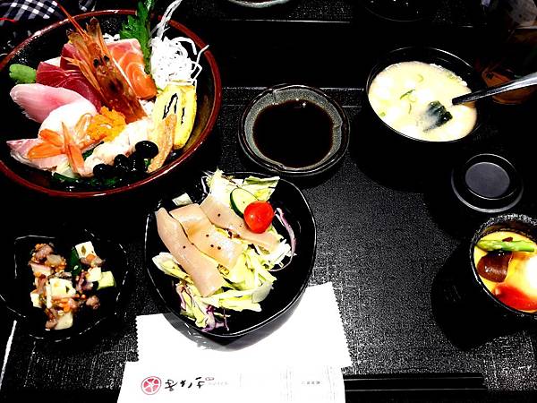 [高雄]八坂丼屋-便宜好吃生魚片丼/大遠百美食/三多商圈美食/捷運美食