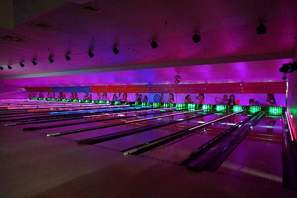 高雄生活 E7play 高雄一票玩到底生活運動娛樂館 最新夜光全倒絢麗保齡球 高雄三多館 保齡球 飛鏢 桌球 撞球 電玩 棒球 湯姆仕 吃喝玩樂最重要