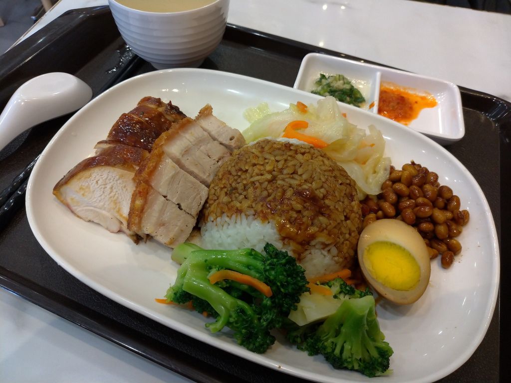 [食記] 台北 了凡油雞飯-米其林一星加持燒臘如何