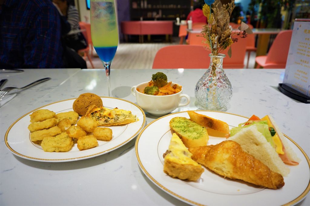 [食記] 高雄 雲咖啡-新開399甜點蛋糕鹹派吃到飽