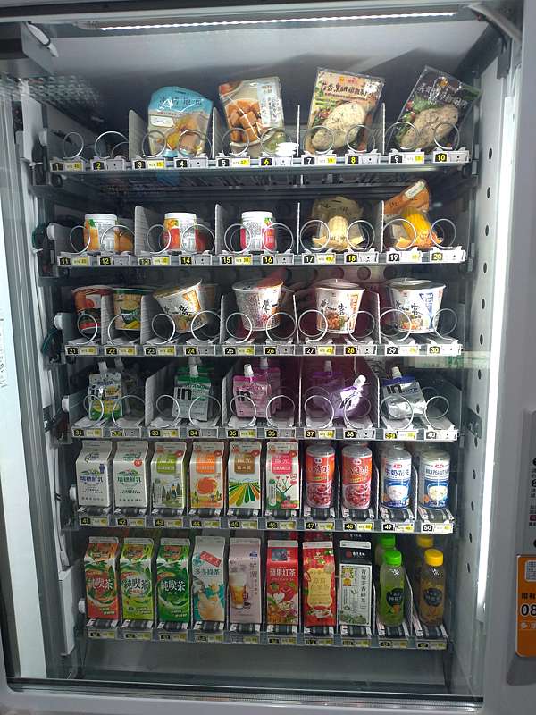 生活分享 7 11 X 高雄捷運鮮食智慧販賣機可以在捷運站內買飯糰麵包雞胸肉啦 電子付費不收現金 711 湯姆仕 吃喝玩樂最重要