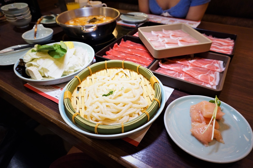 [食記] Momo壽喜燒吃到飽-服務優質多湯頭選擇