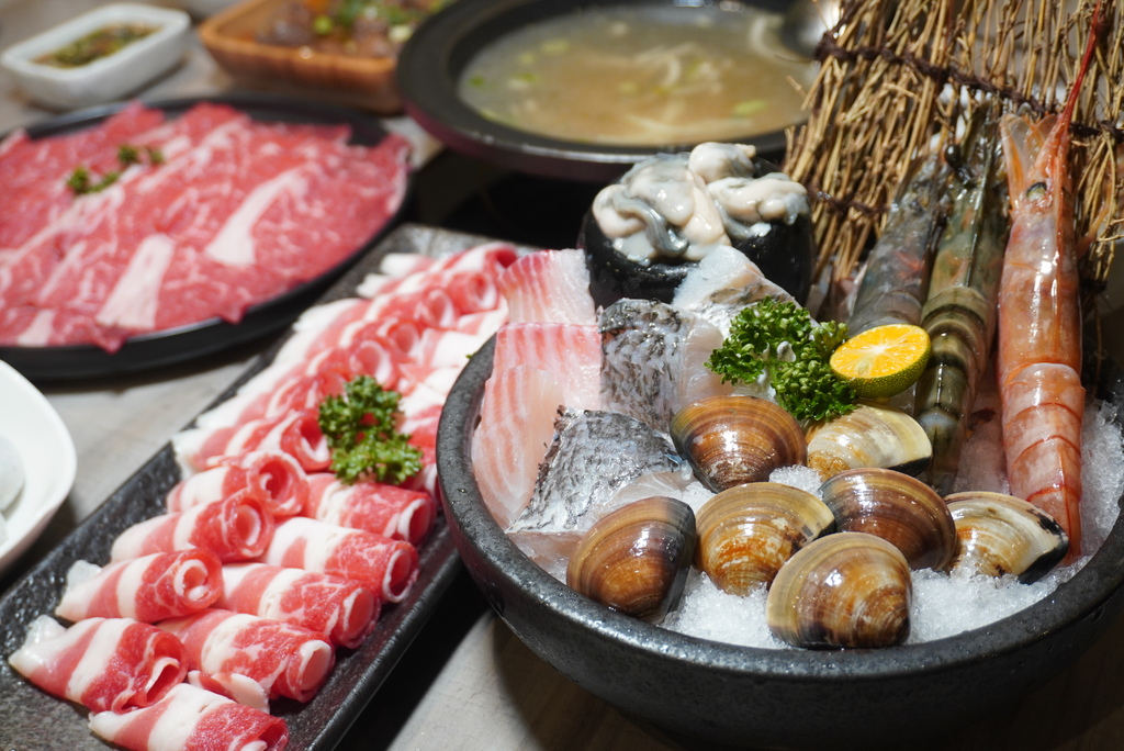 [食記] 西屯 論石間鍋物- 個人鍋好肉x無限菜盤享