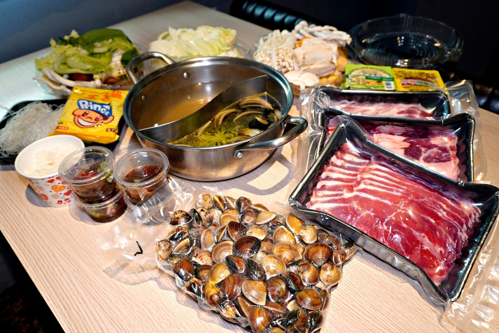 [食記] 肉肉屋火鍋-999四人套餐自取送100顆蛤蠣